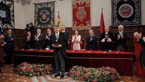 El escritor Sergio Ramírez, tras recibir del Rey la medalla del Premio Cervantes 2017. 