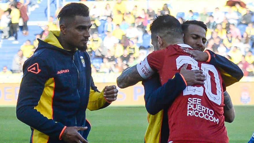 Vitolo, de espalda, se abraza con su amigo Jonathan Viera.