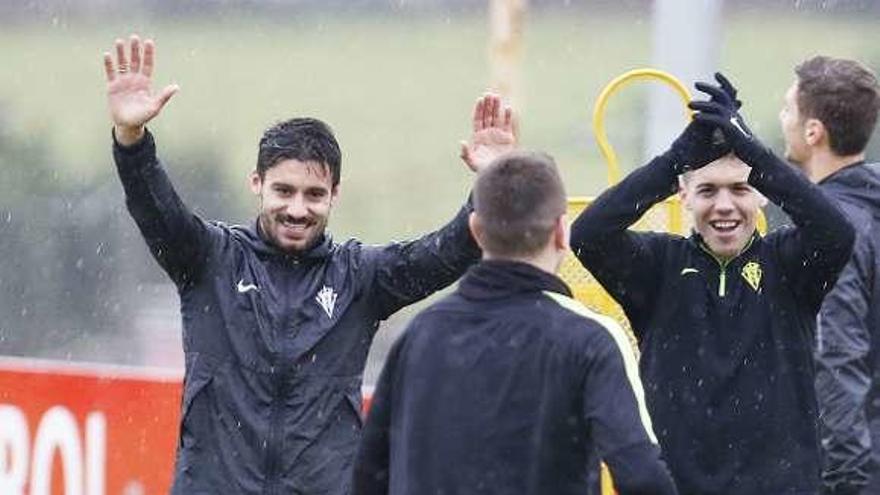 Canella y Nacho Méndez sonríen en el entrenamiento de ayer.