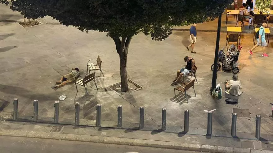 VÍDEO | Los vecinos de la plaza Alexandre Jaume de Palma denuncian insalubridad: "Se drogan frente a niños"