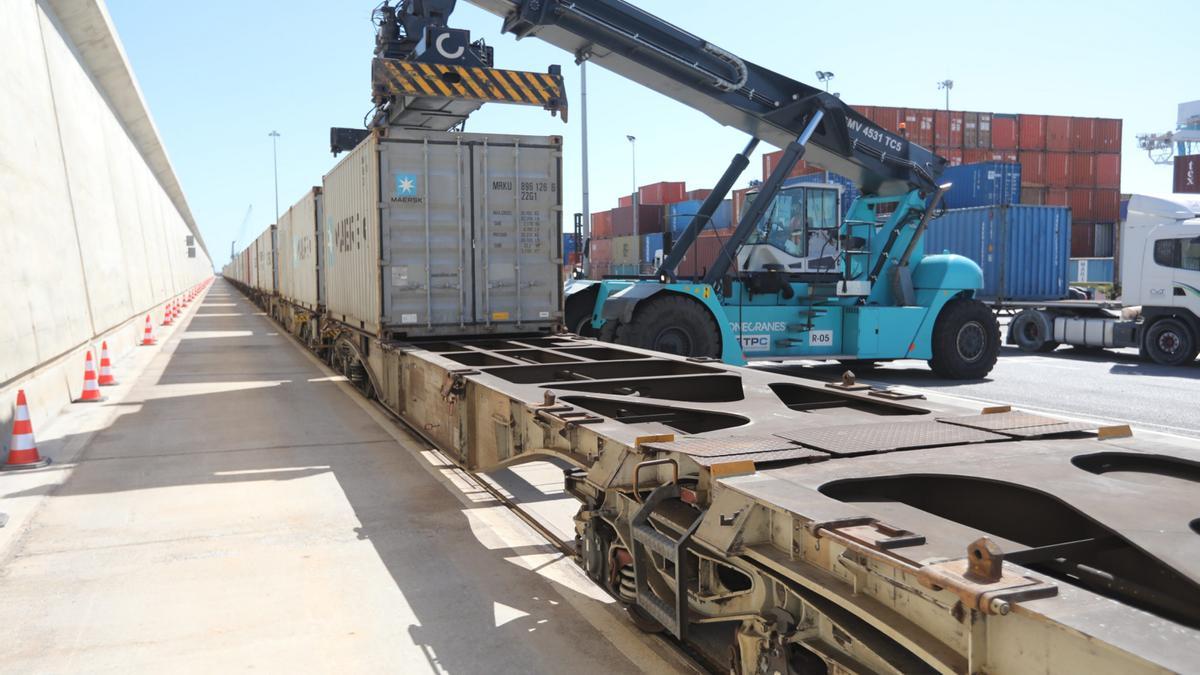 Operación de descarga de un tren de mercancías en un puerto español.