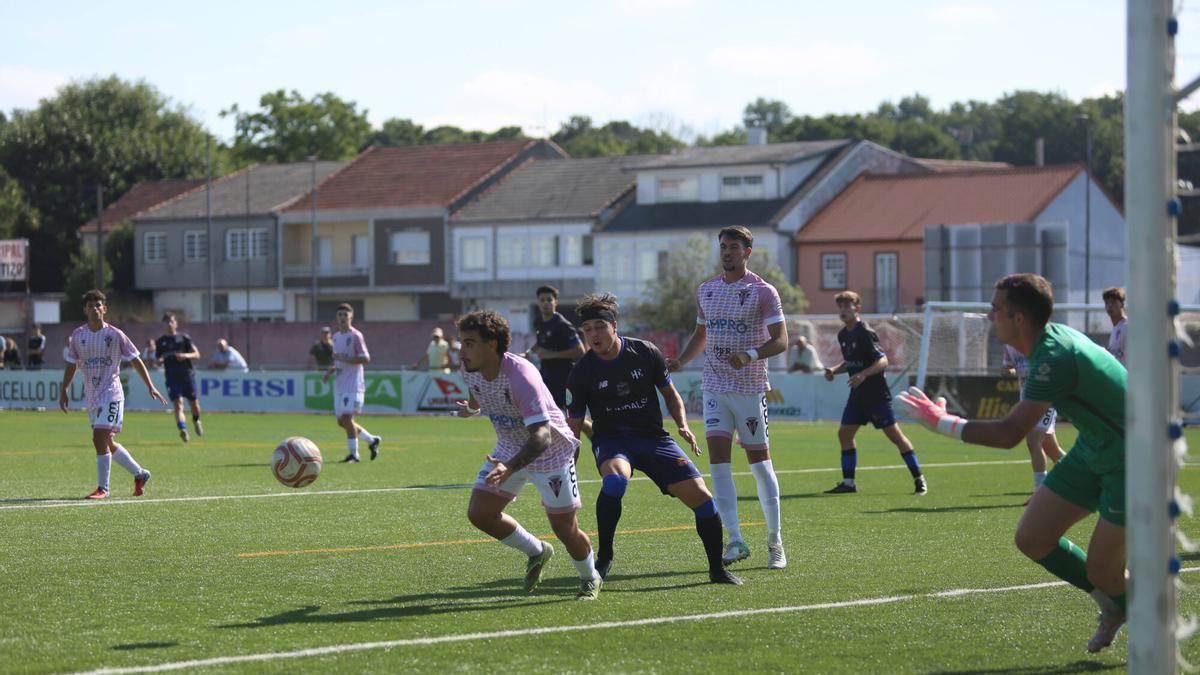 Jugadores del Lalin y el Estradense en el partido de Copa de este sábado.