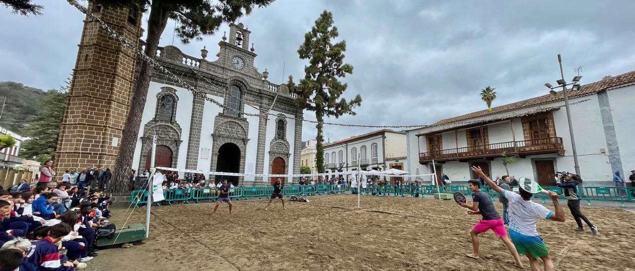 Exhibición de tenis playa en la Plaza del Pino en Teror