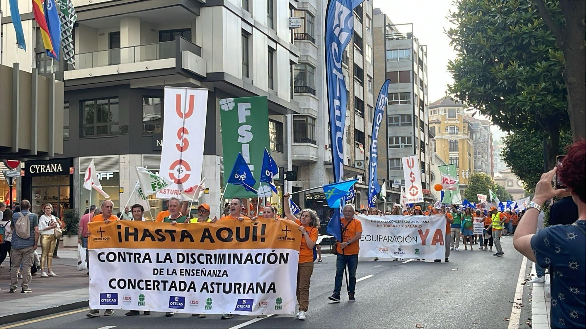 EN IMÁGENES | La marea naranja de profesores inunda Oviedo: manifestación de la escuela concertada
