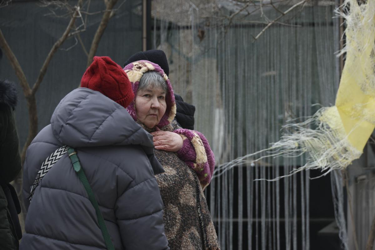 Odesa (Ucrania), 04/02/2026.- Vecinos reaccionan en el lugar de un ataque ruso con drones contra un edificio residencial
