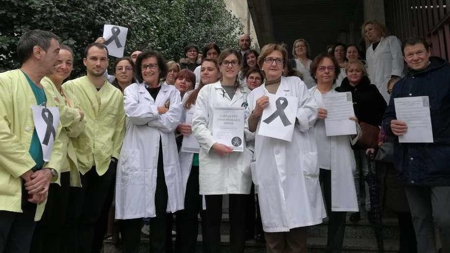 Personal del centro de salud y pacientes de A Estrada, en un paro por la sanidad pública