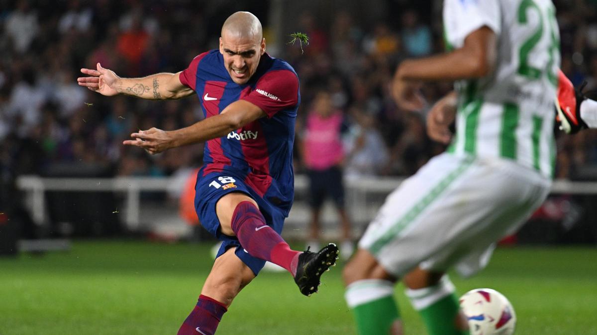 Oriol Romeu chuta a portería en el Barça-Betis de esta temporada.