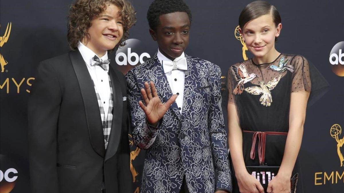 Millie Bobby Brown, junto a dos de sus compañeros de 'Stranger Things'.