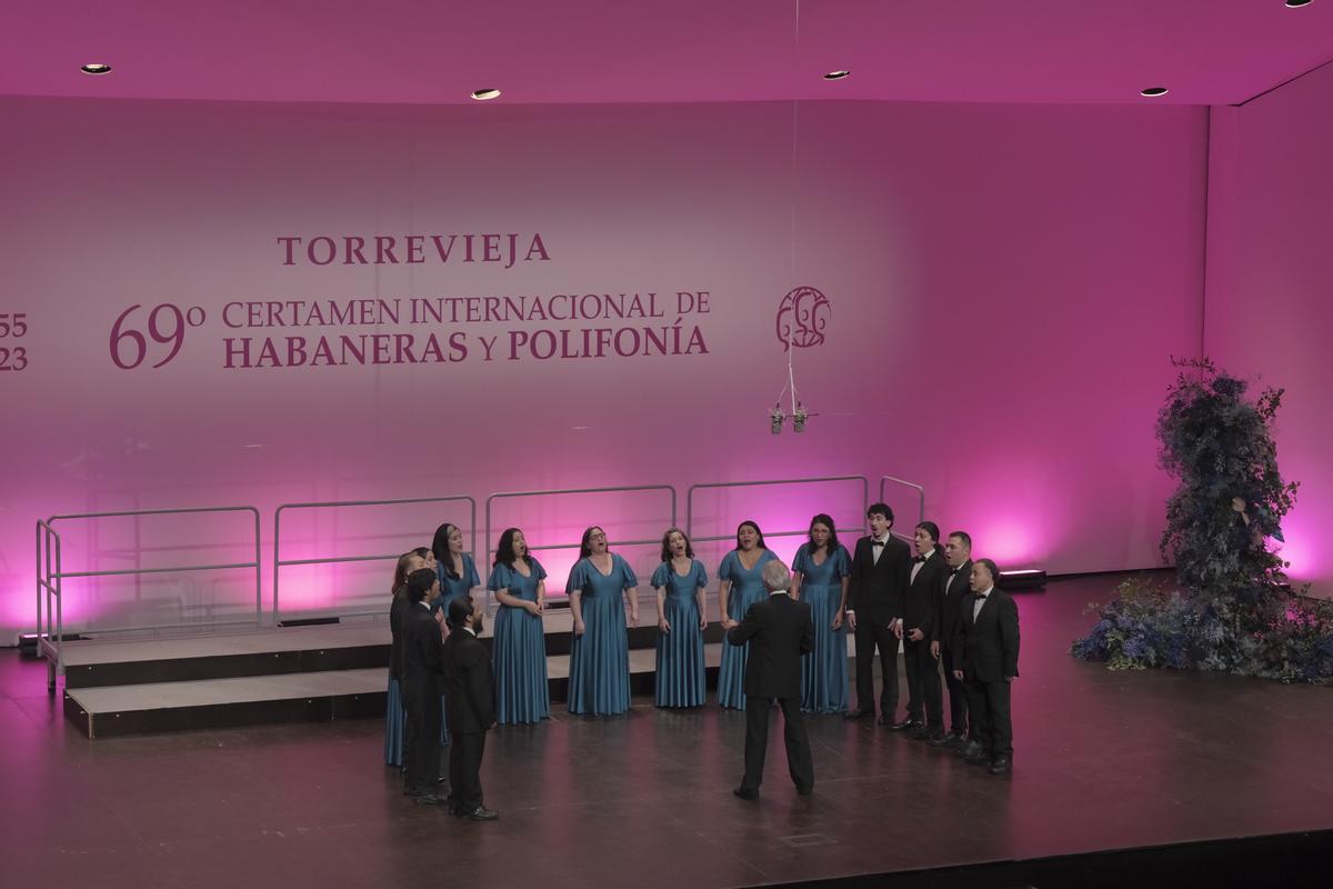 Coro Madrigalistas ayer durante su interpretación en el Teatro Auditorio Municipal