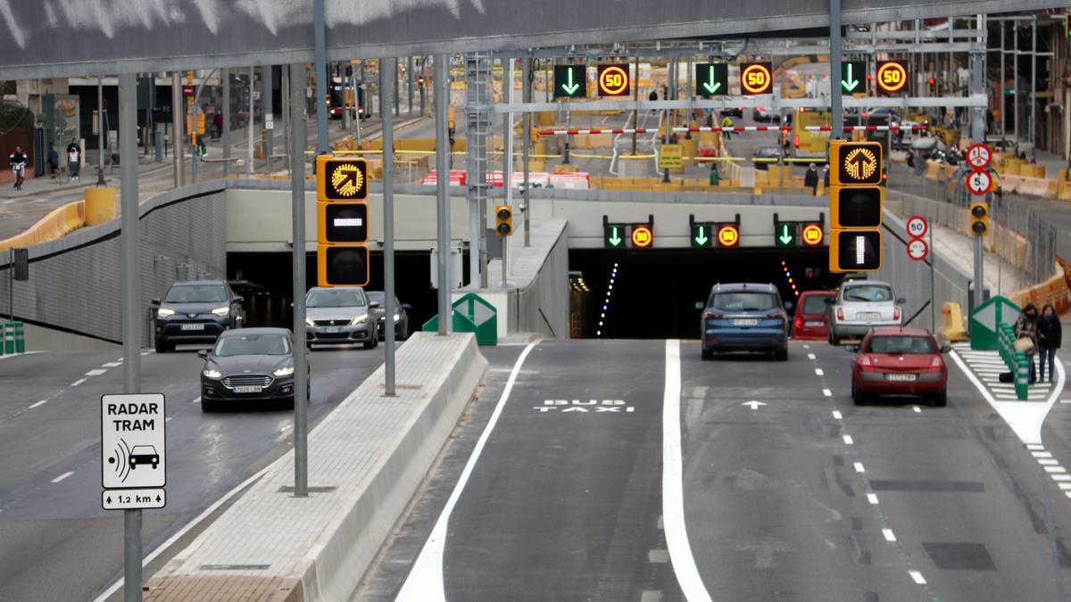 Circulació de vehicles pel túnel de Glòries de Barcelona