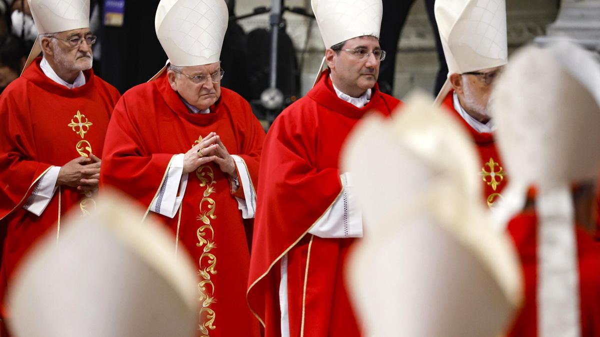 El cardenal Raymond Leo Burke en la Misa de V Novemdiale en memoria del difunto Papa Francisco en la Basílica de San Pedro, el pasado 30 de abril. Es el único de los papables que ha lucido un anillo con un zafiro azul encastrado.