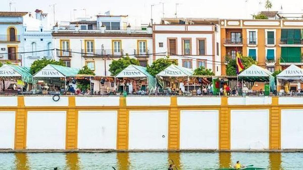 Vista de las casetas de la Velá dispuestas en la Calle Betis frente al río Guadalquivir