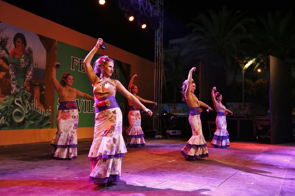 La Feria de Sevillanas 2017 comenzó anoche con una gran afluencia de público, actuaciones flamencas y de sevillanas, gastronomía y casetas, en el recinto portuario de Torrevieja