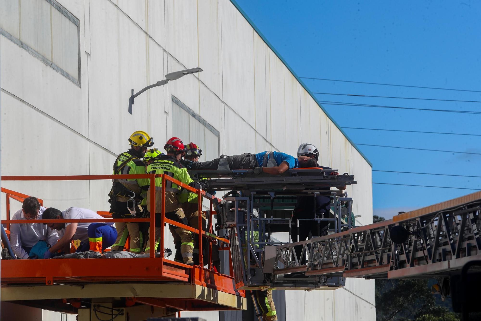 Rescate y evacuación de dos heridos al ceder un plataforma elevadora en Vilagarcía