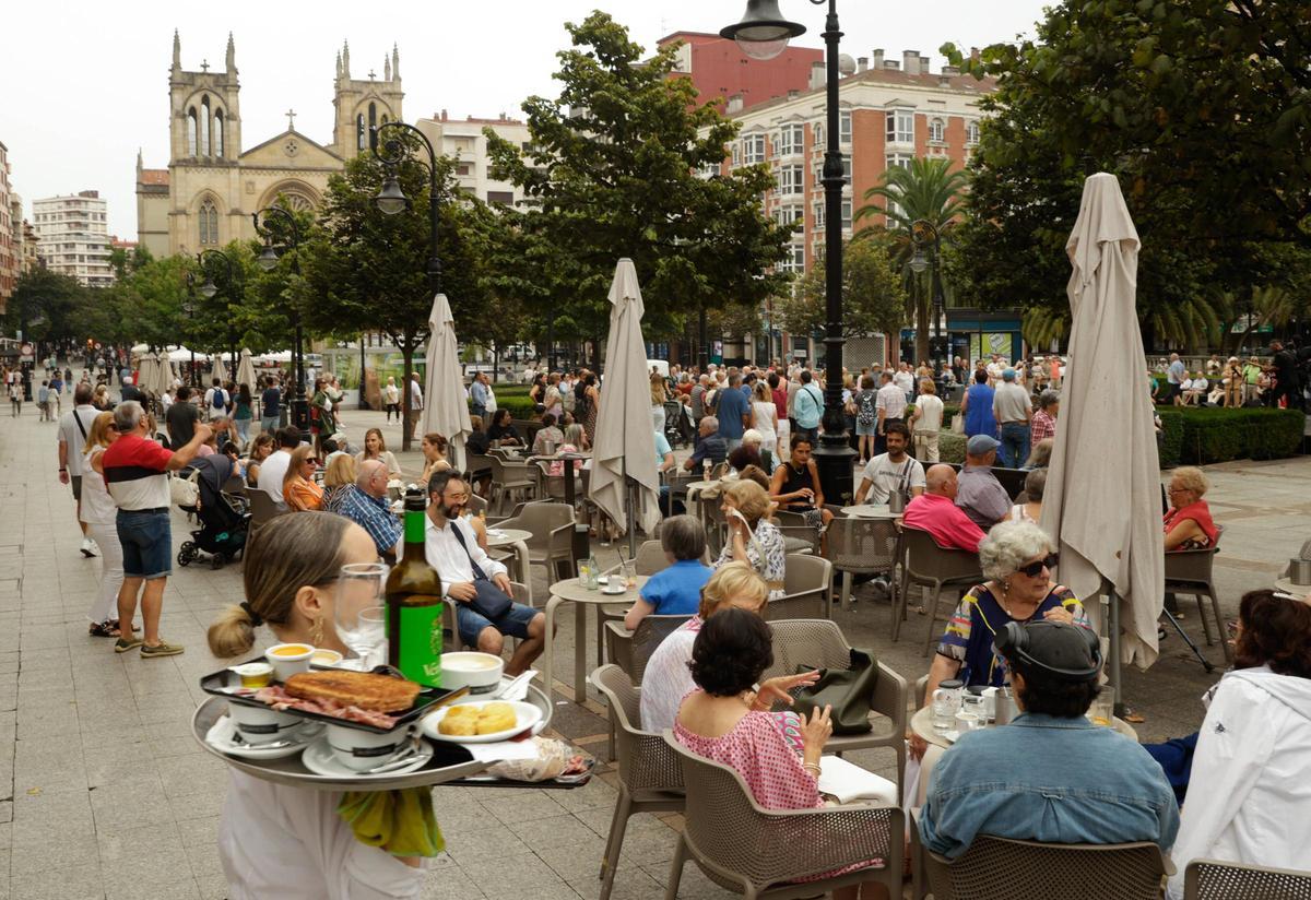 Ambiente en terrazas de Gijón, en una imagen de archivo.