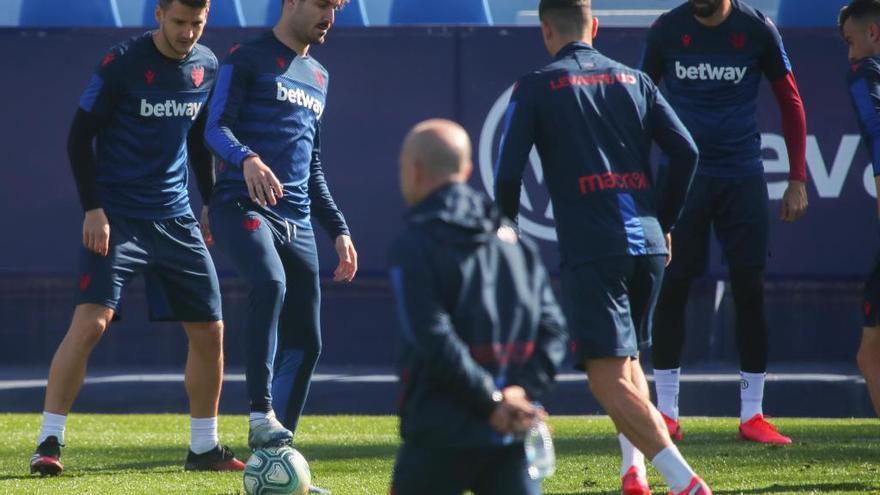 Paco López dirige un entrenamiento en el Ciutat de València.