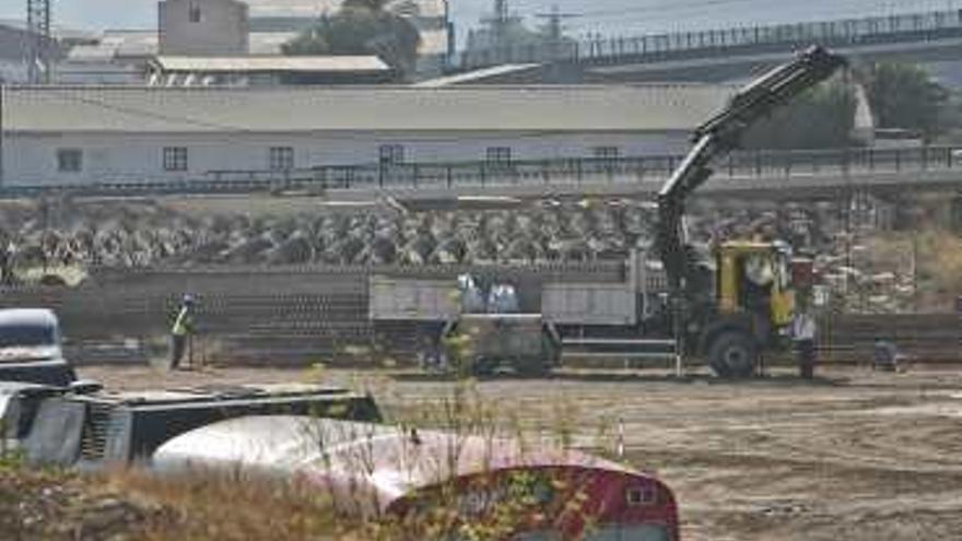 Imagen de las obras para desviar los cercanías, ayer.