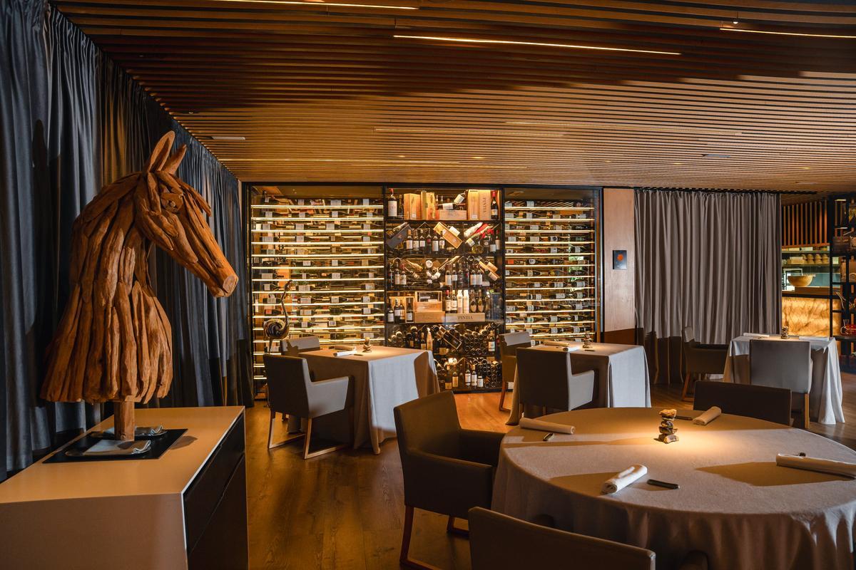 El restaurante establece un diálogo sereno entre arquitectura, entorno y gastronomía.