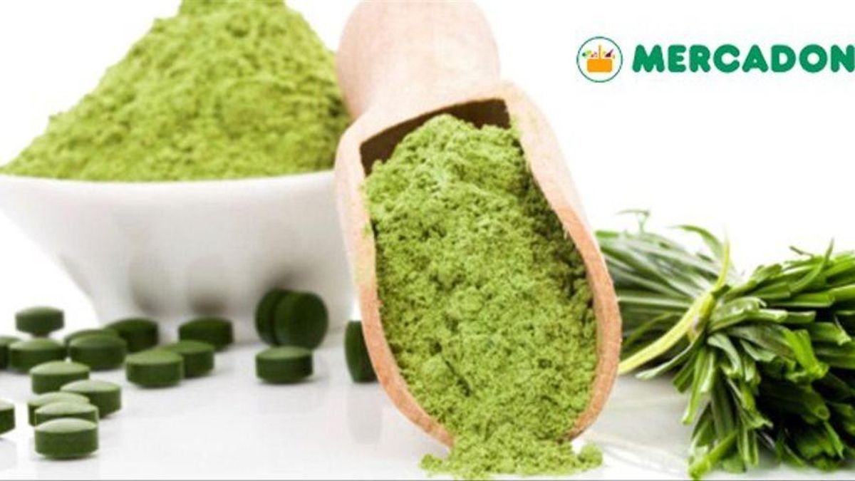 Polvo, grageas y manojo de alga espirulina.