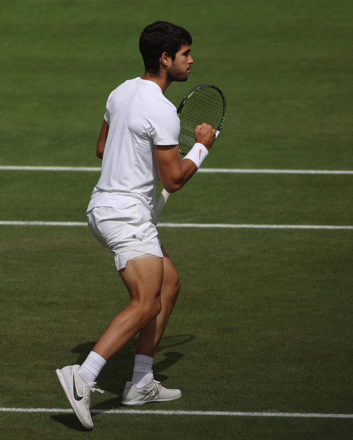 Wimbledon (United Kingdom), 16/07/2023.- Carlos Alcaraz of Spain in action during the Men’s Singles final match against Novak Djokovic of Serbia at the Wimbledon Championships, Wimbledon, Britain, 16 July 2023. (Tenis, España, Reino Unido) EFE/EPA/ISABEL INFANTES EDITORIAL USE ONLY