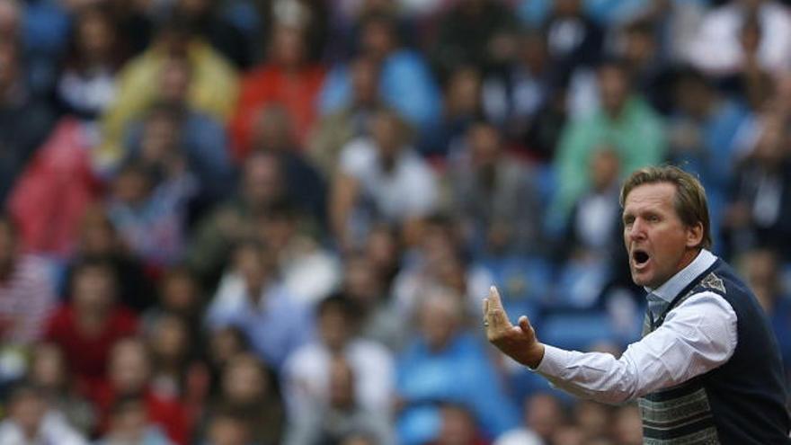 El entrenador del Málaga, Bernd Schuster, da instrucciones a sus jugadores desde la banda.