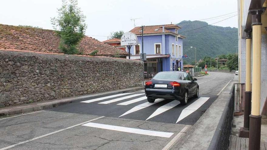 Grullos &quot;frena&quot; a los coches con pasos elevados