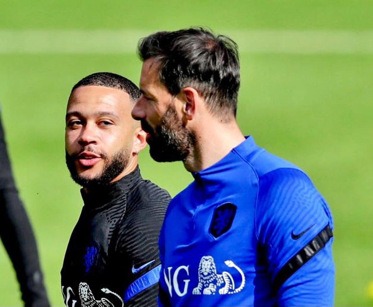 Van Nistelrooy, junto a Memphis Depay en las instalaciones de la KNVB