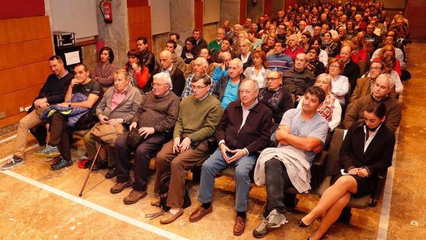 El Auditorio Municipal do Areal, repleto para asistir a la conferencia de Pérez de Tudela. // J. Lores