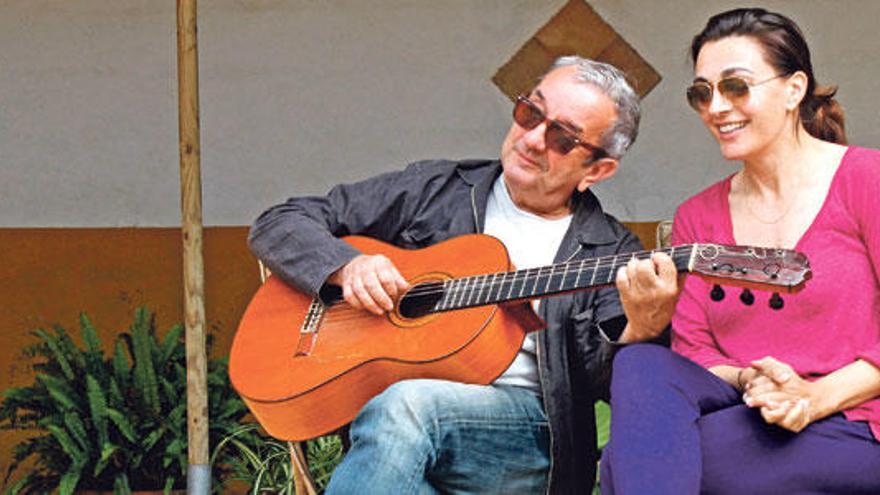 Joan Bibiloni y Cati Solivellas, ayer, en casa del músico, su laboratorio de creación.