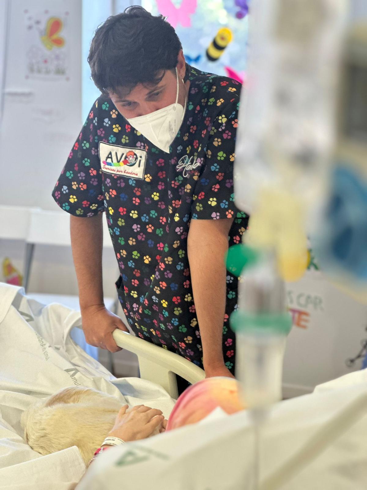 Una paciente oncológica pediátrica del Hospital Materno Infantil durante la última sesión de terapia canina.