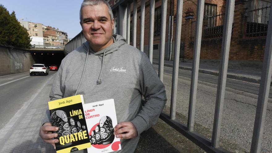 Jordi Agut amb les edicions catalana i castellana de &quot;Línia de quatre&quot;