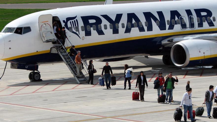 Imatge d&#039;arxiu de passatgers baixant d&#039;un avió de Ryanair