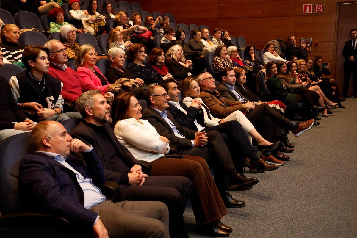 Los premios Emilia Pardo Bazán reconocieron a la escritora María Oruña, la asociación de redeiras Atalaia y el Entroido de Cobres