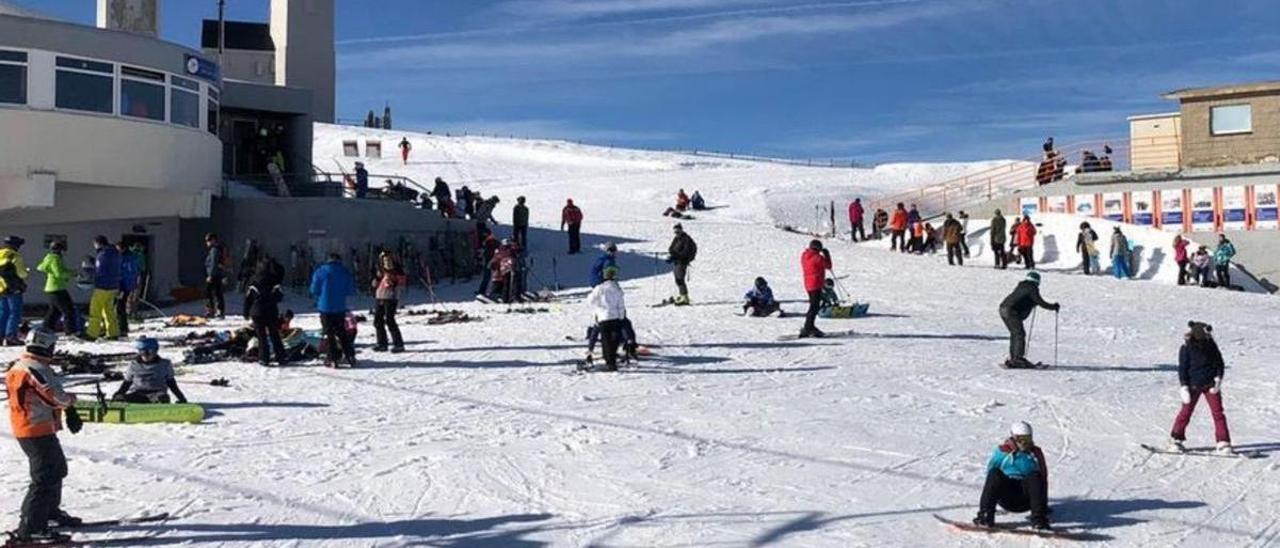 A la izquierda, esquiadores en la zona alta de Valgrande-Pajares. A la derecha, alumnos de la Escuela de Esquí de Fuentes de Invierno. | LNE