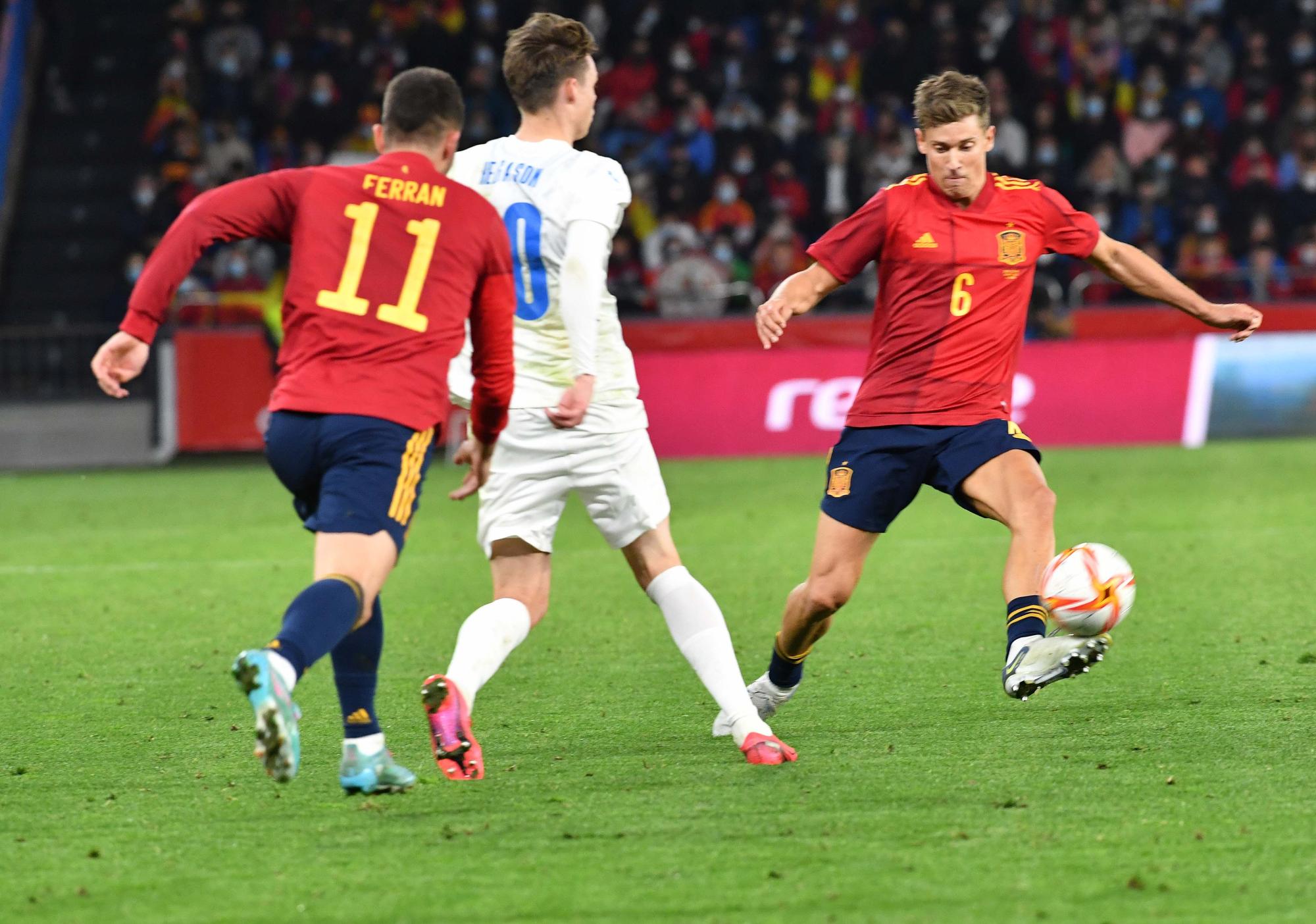 España golea a Islandia (5-0) en A Coruña con Riazor repleto