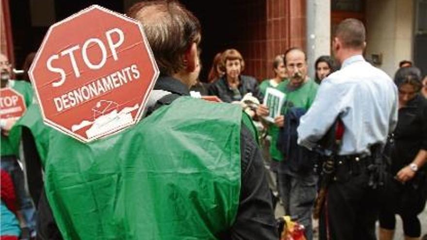 La concentració que es va fer ahir al matí al portal de l&#039;habitatge.