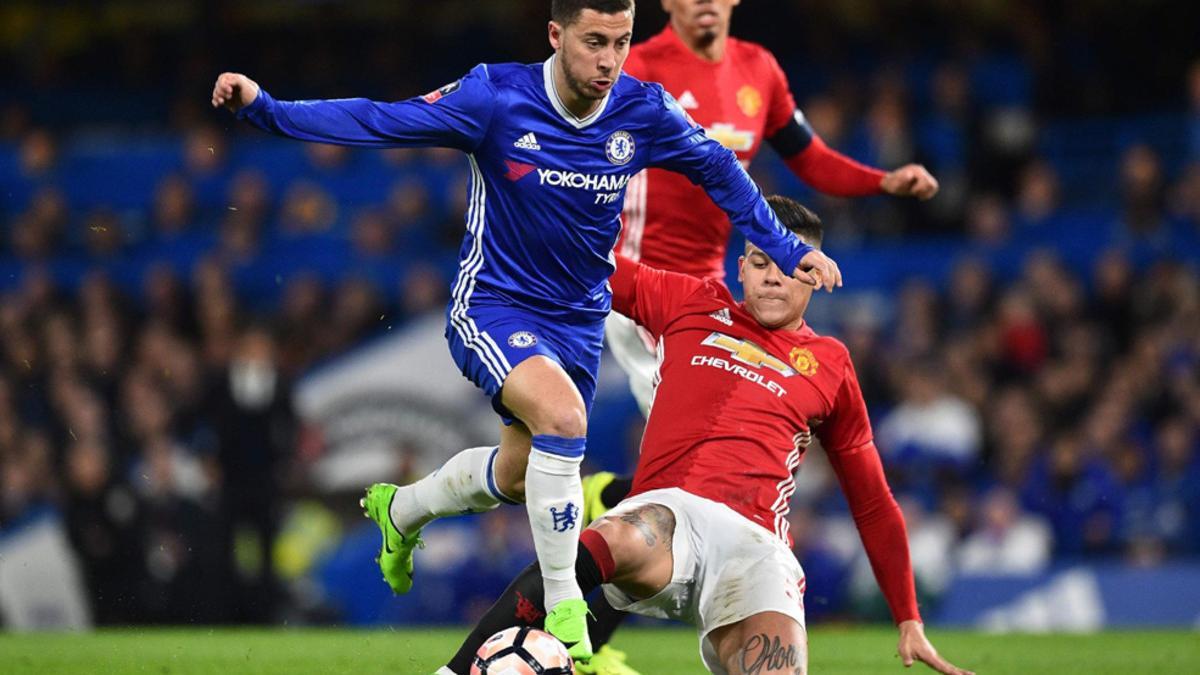 Eden Hazard supera al defensa Marcos Rojo en el partido de cuartos de final de la FA Cup entre el Chelsea y el Manchester United en Stamford Bridge