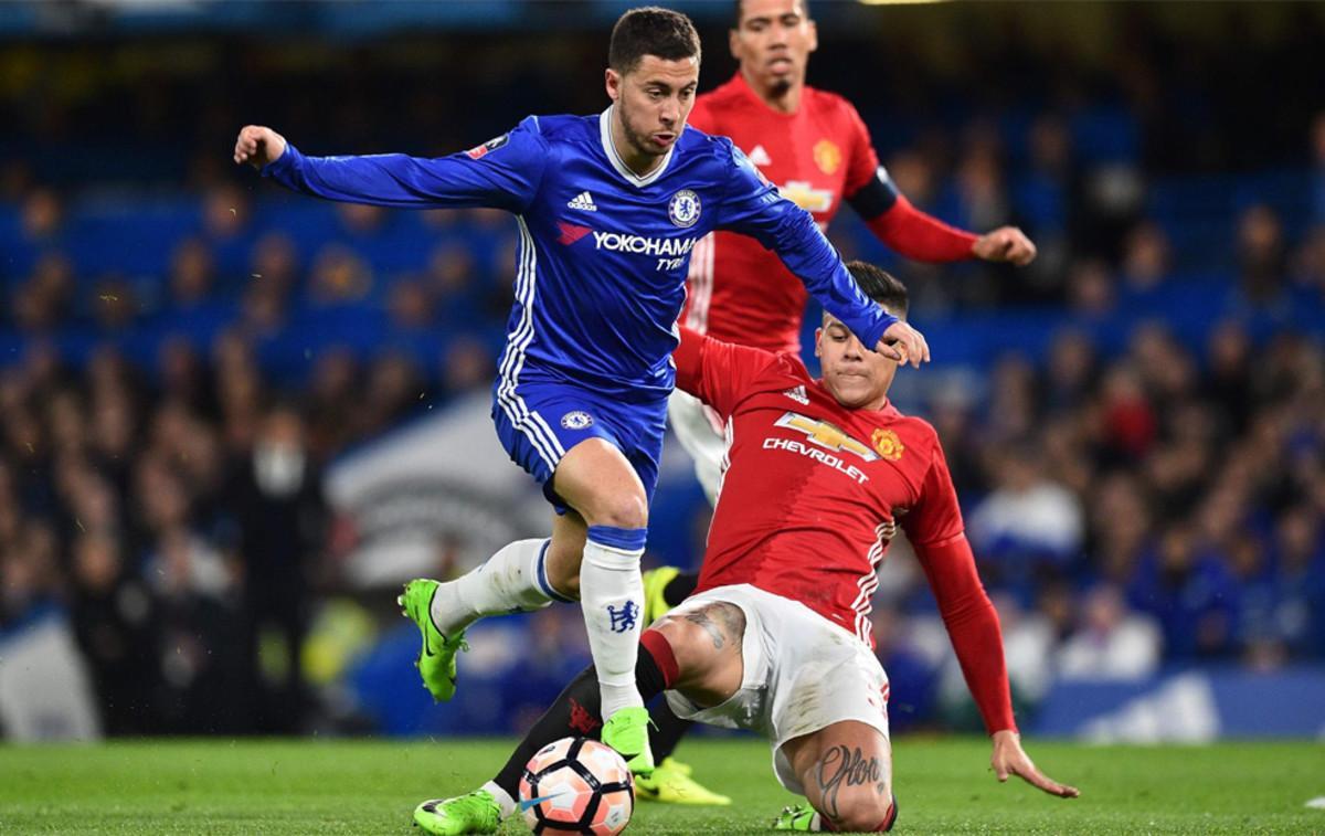 Eden Hazard supera al defensa Marcos Rojo en el partido de cuartos de final de la FA Cup entre el Chelsea y el Manchester United en Stamford Bridge