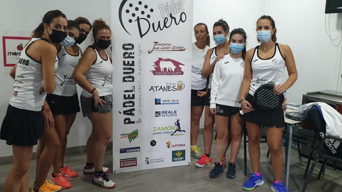 Las jugadoras del Pádel Duero posan para las cámaras