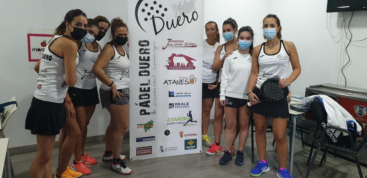 Las jugadoras del Pádel Duero posan para las cámaras
