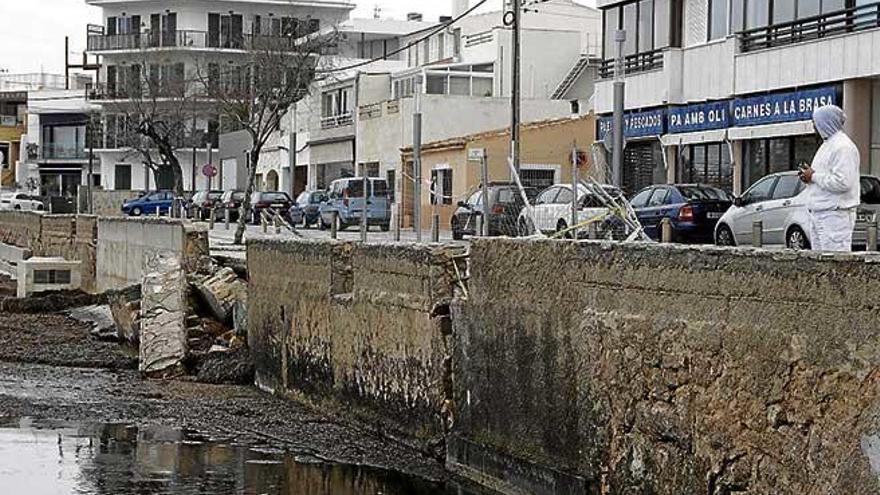 Una parte del muro se cayó al mar tras las lluvias de febrero.