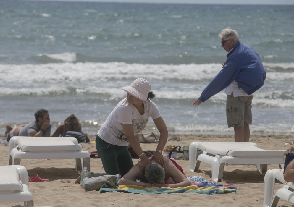 Venta irregular en la playa del Postiguet