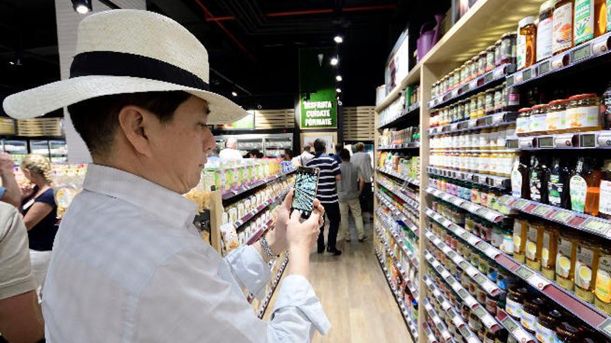 Un delegado chino analiza uno de los lineales del SPAR Natural que ha abierto sus puertas en la capital grancanaria.