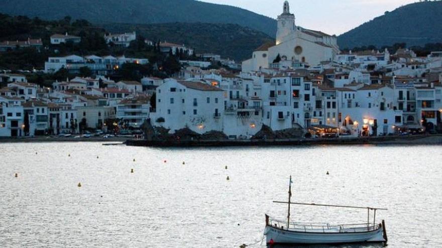 Barques i banyistes comparteixen platja a Cadaqués