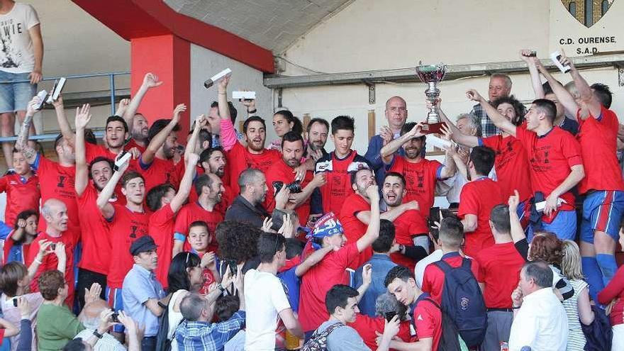 Los unionista recogen la Copa B que ganaron en junio de 2016 ante el Paderne. // Iñaki Osorio