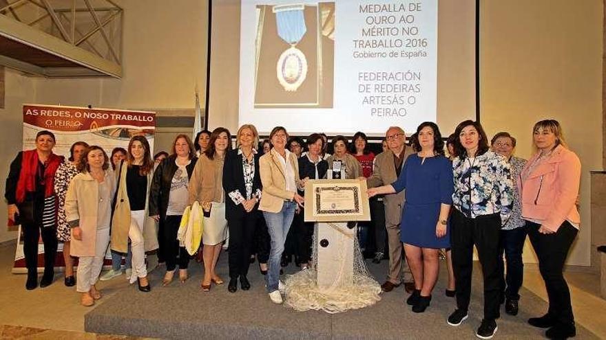 Foto de familia, ayer, tras el acto de entrega de la medalla.