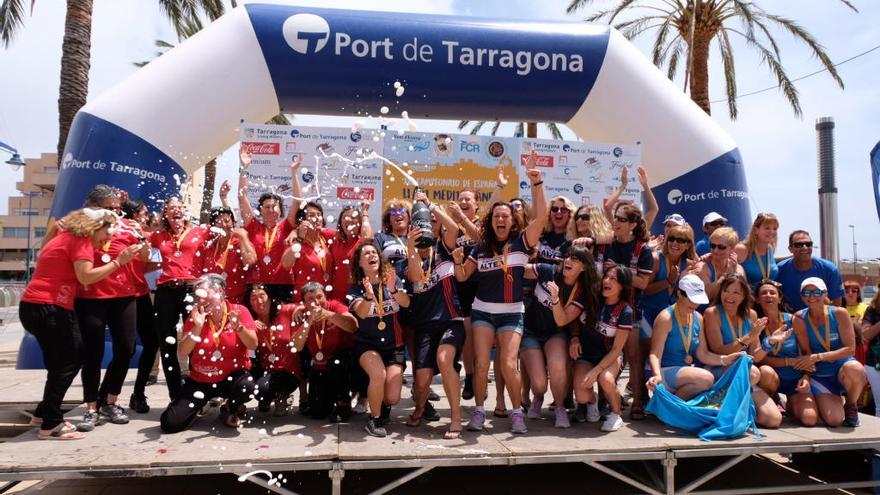 El equipo de las veteranas del Club Náutico Altea, ganadoras en aguas tarraconenses.