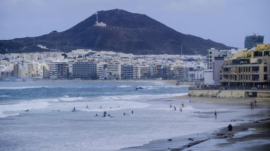 Lluvia, vientos y oleaje en la playa de Las Canteras.