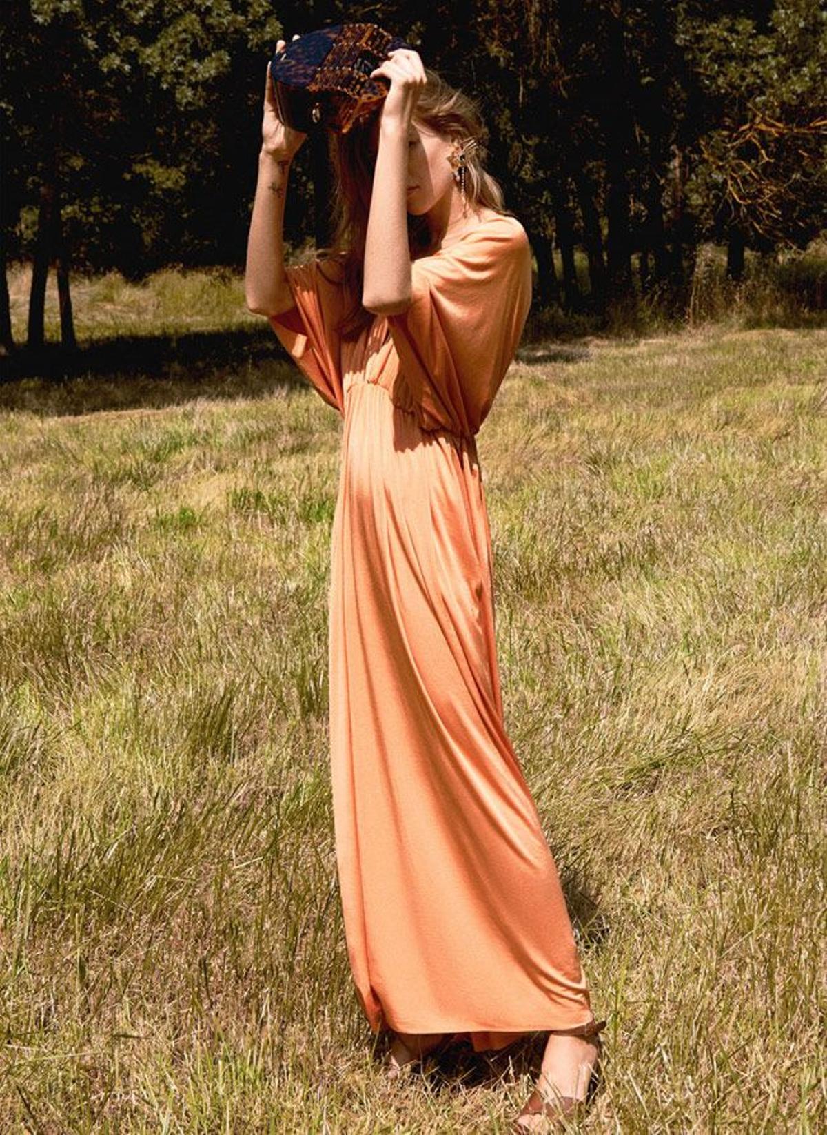 La moda 'living coral' para 2019: vestido drapeado de Uterqüe