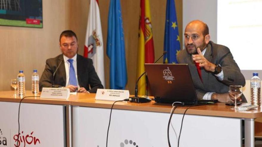 Bernardo Veira (izquierda) y Sergio Serna, durante la presentación de la convocatoria para el desarrollo de proyectos innovadores en las ciudades. | juan plaza